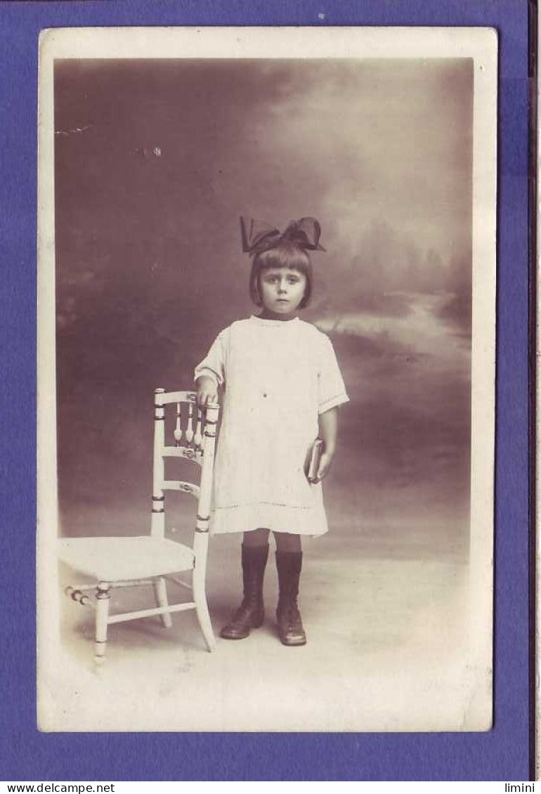 ENFANT -  POSANT DEVANT Une CHAISE --  - Scene & Paesaggi