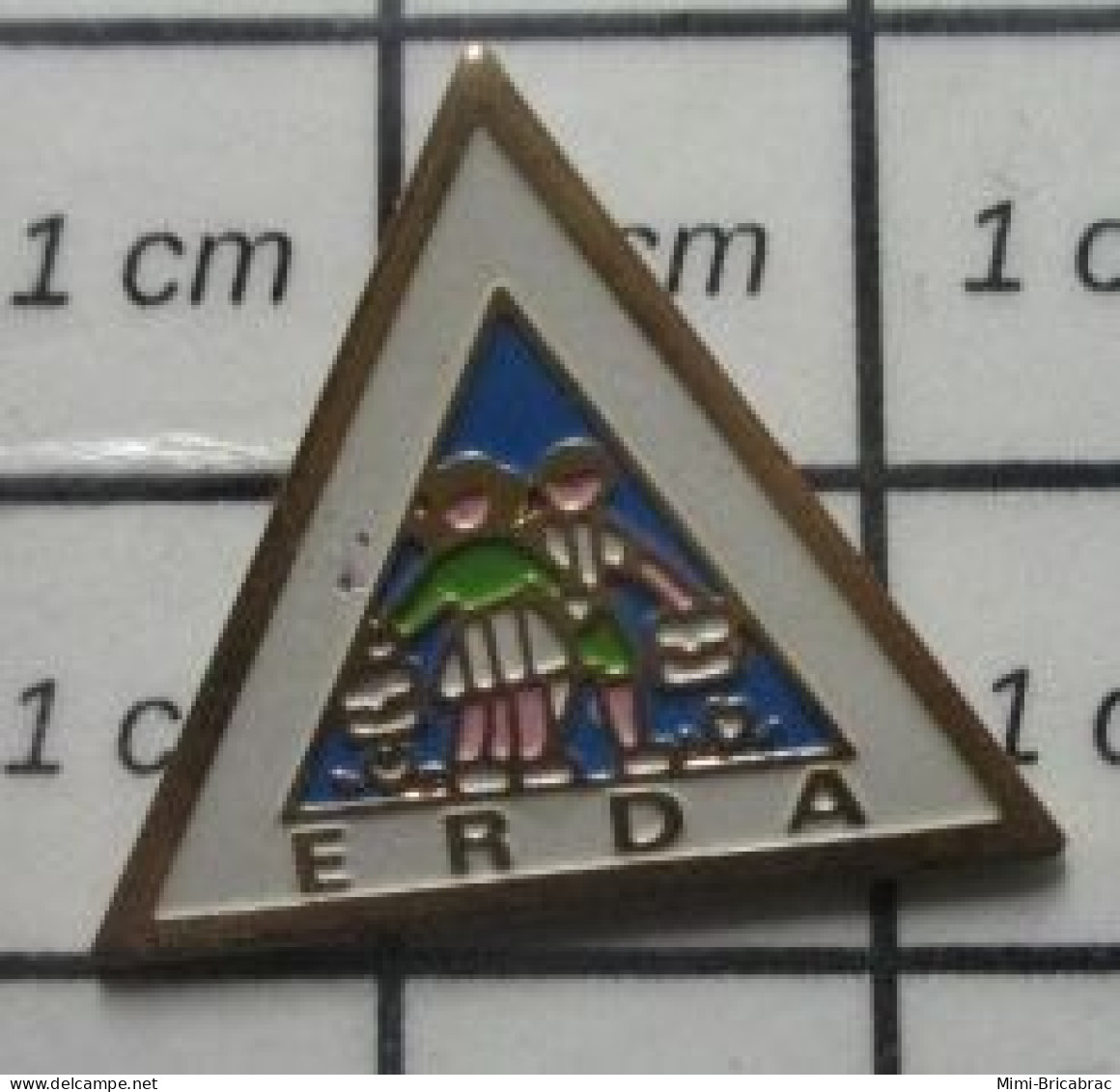 1818B Pin's Pins / Beau Et Rare / MARQUES / PANNEAU DE SIGNALISATIONS ENFANTS ECOLIERS ERDA - Trademarks