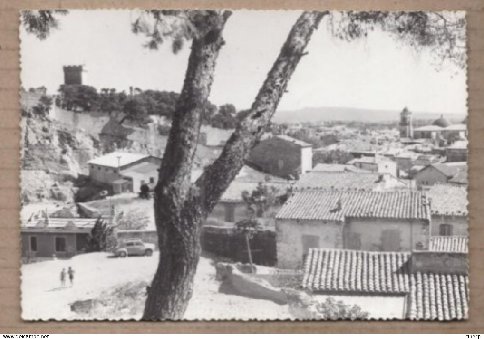 CPSM 30 - BEAUCAIRE - Vue Partielle Sur La Ville Et Le Château - Détails Maisons Quartier + AUTOMOBILE RENAULT 4 CV - Beaucaire