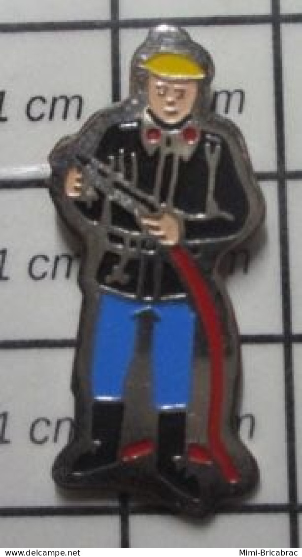 1818B Pin's Pins / Beau Et Rare / POMPIERS / SAPEUR POMPIER AVEC SON GROS TUYAU DANS LA MAIN - Pompiers