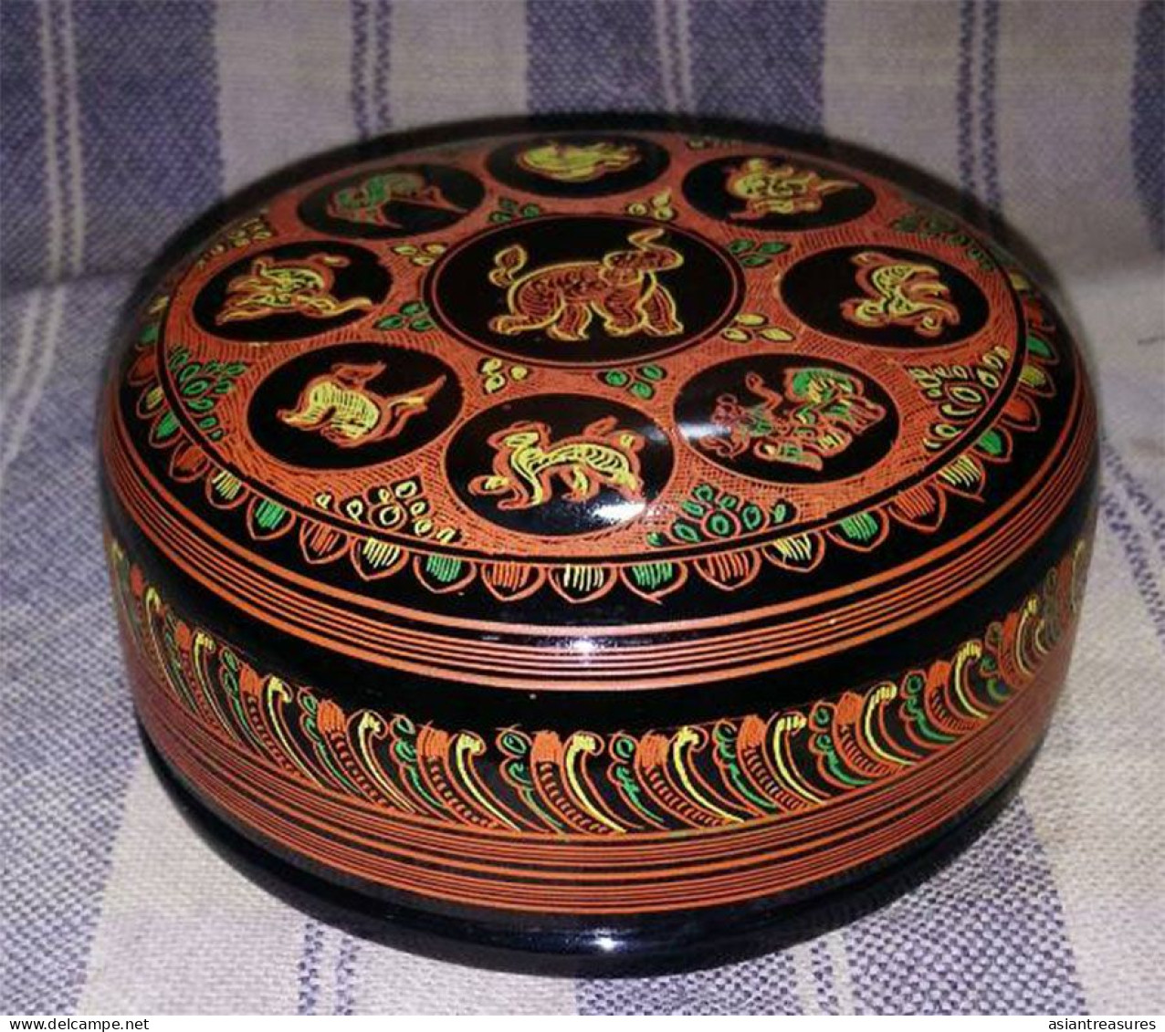 Newer Burma  Regular 2-piece Hand-painted, Hand Etched Covered Box Intricate Work Ca 1990 - Asiatische Kunst