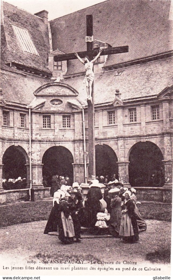 56 - Morbihan -  SAINTE ANNE D AURAY- Jeunes Filles Desirant Un Mari Plantent Des Epingles Au Pied Du Calvaire - Sainte Anne D'Auray