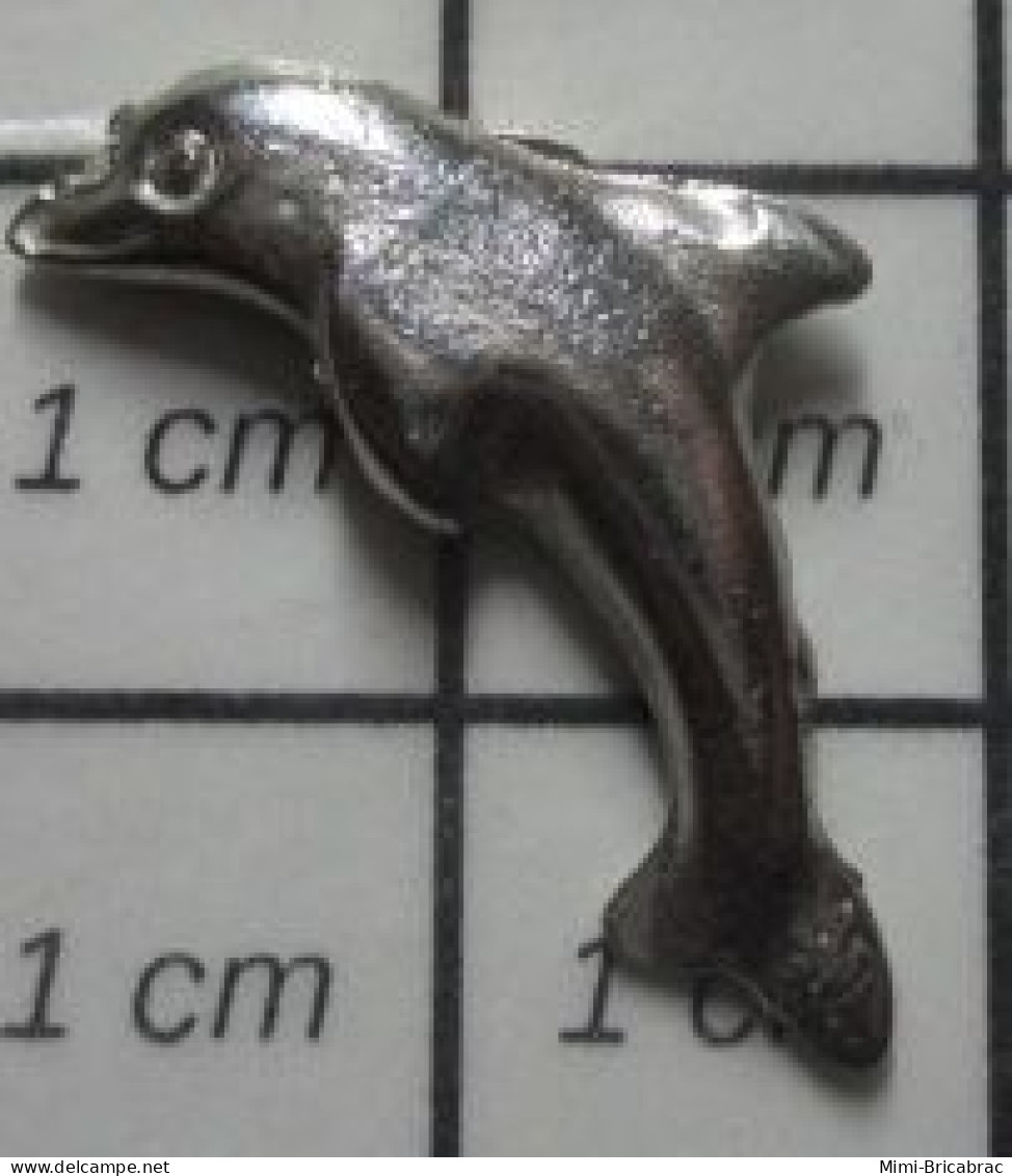 1818B Pins Pin's / Rare & Belle Qualité THEME ANIMAUX / METAL ARGENT EN RELIEF DAUPHIN SAUTANT - Animales
