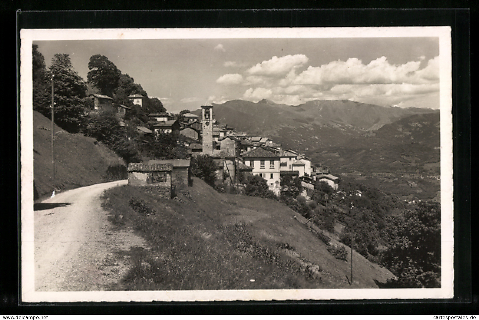 AK Cademario, Strasse In Den Ort, Blick Zur Kirche  - Cademario