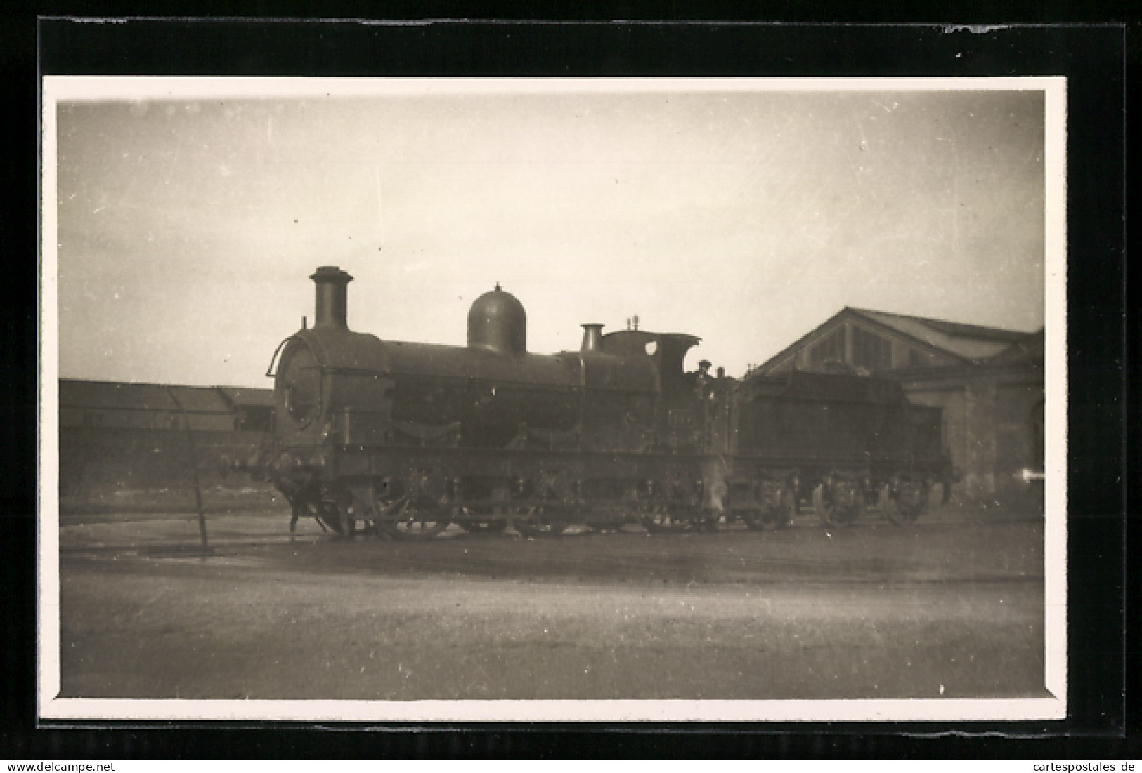 Photo Pc Englische Eisenbahn Mit Kennung 407 In Bahnhofsnähe  - Trains