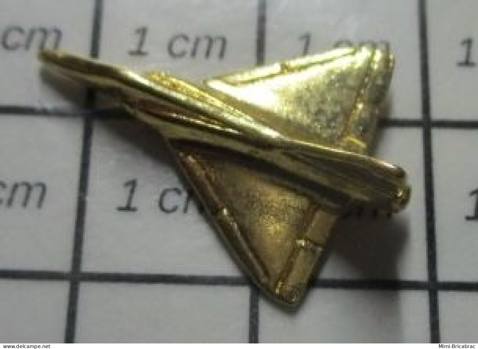 1818B Pin's Pins / Beau Et Rare / AVIATION / AVION MIRAGE III OU 2000 ? METAL JAUNE EN RELIEF - Aerei