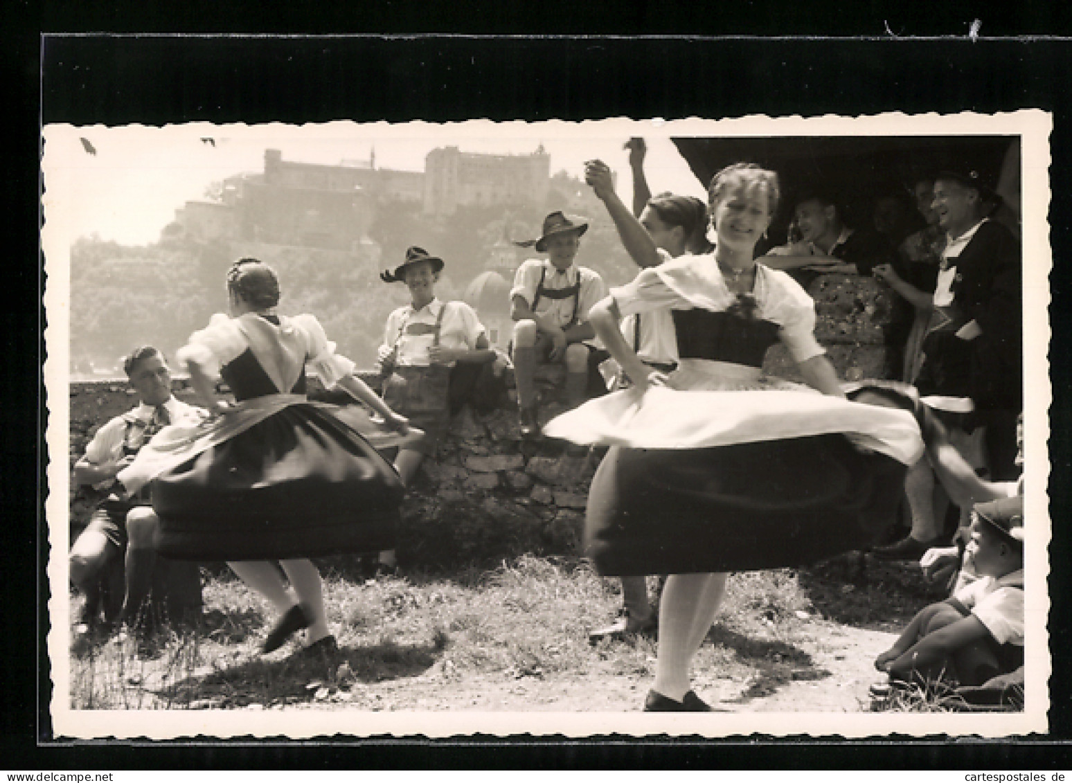 AK Mitglieder Des I. Salzb. Gebirgs-Vereins Alpina Tanzen In Ihrer Tracht  - Dance