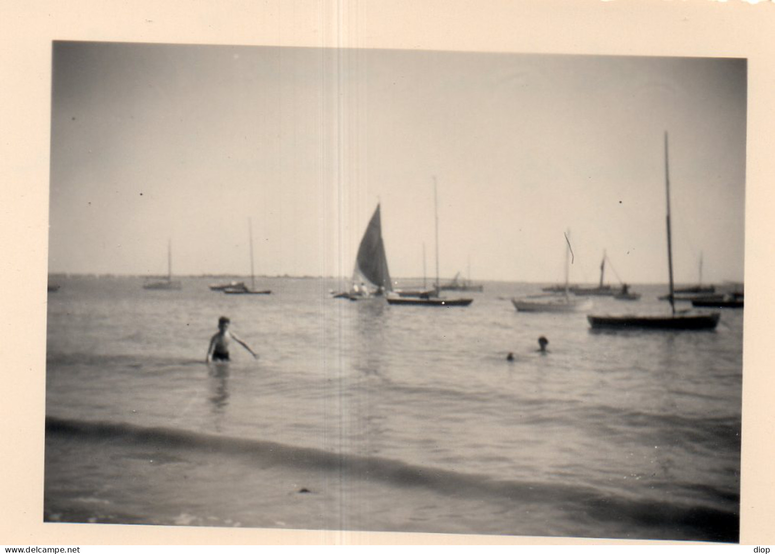 Photo Vintage Paris Snap Shop- Navire Voile Rouge Ship Mer Sea  - Bateaux