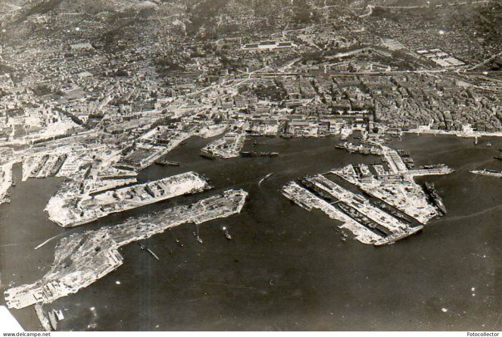 Toulon (83) : Vue Aérienne De L'arsenal Le 10 Août 1945 - Places