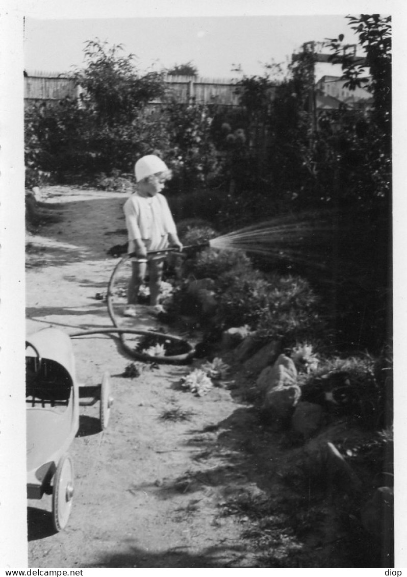 Photo Vintage Paris Snap - Enfant Arrosage Jardin - Anonieme Personen