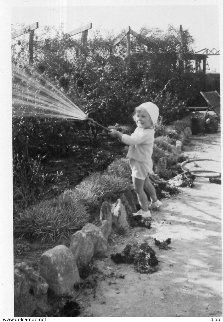 Photo Vintage Paris Snap - Enfant Arrosage Jardin - Anonieme Personen