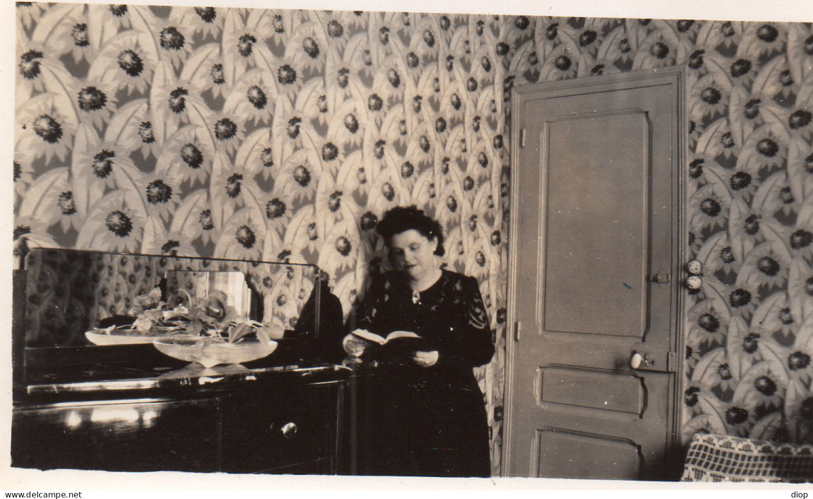Photo Vintage Paris Snap Shop-femmewomen Int&eacute;rieur Inside Papier Paint Wallpaper - Anonieme Personen