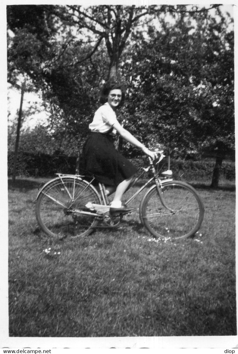 Photo Vintage Paris Snap Shop-femme Women Bicyclette Bicycle - Sonstige & Ohne Zuordnung