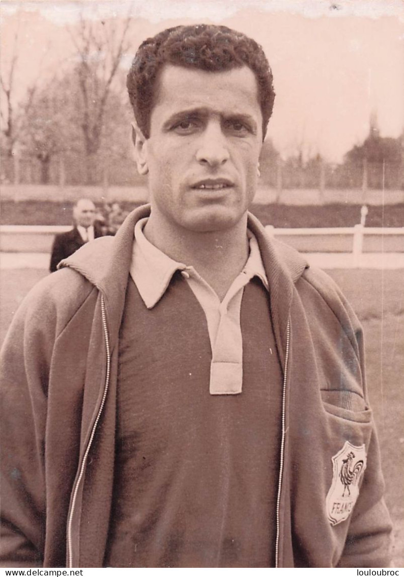 FOOTBALL ZITOUNI EN EQUIPE DE FRANCE AVANT SON DEPART CONDESTIN VERS TUNIS 1962 PHOTO 18 X 13 CM - Deportes