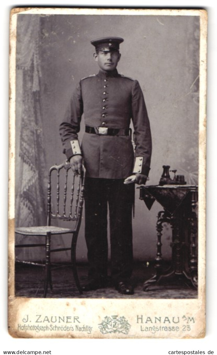 Fotografie J. Zauner, Hanau A. M., Soldat In Uniform Mit Bajonett Und Schirmmütze  - Anonymous Persons