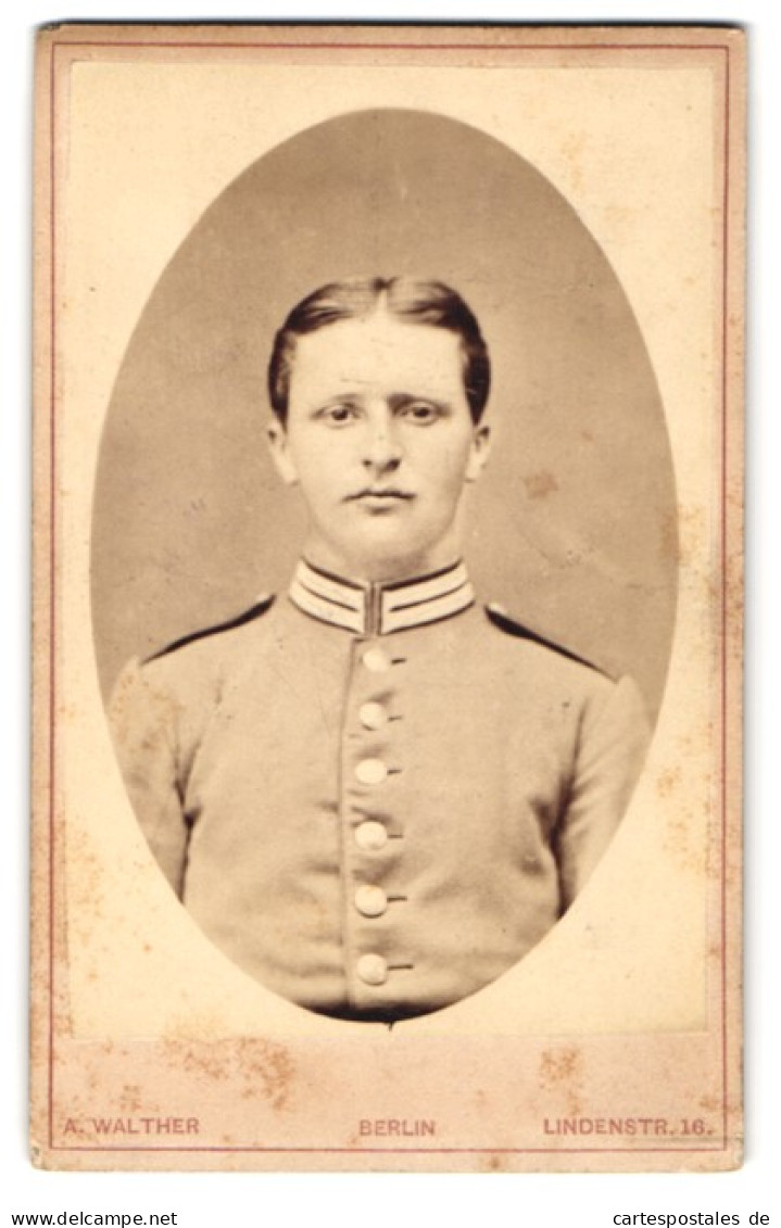 Fotografie A. Walther, Berlin, Preussischer Soldat In Garde Uniform  - Anonyme Personen