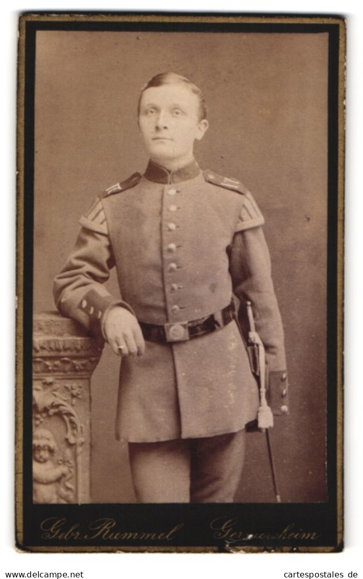 Fotografie Gebr. Rummel, Germersheim, Junger Soldat In Musiker Uniform Rgt. 17, Bajonett Mit Portepee  - Anonieme Personen