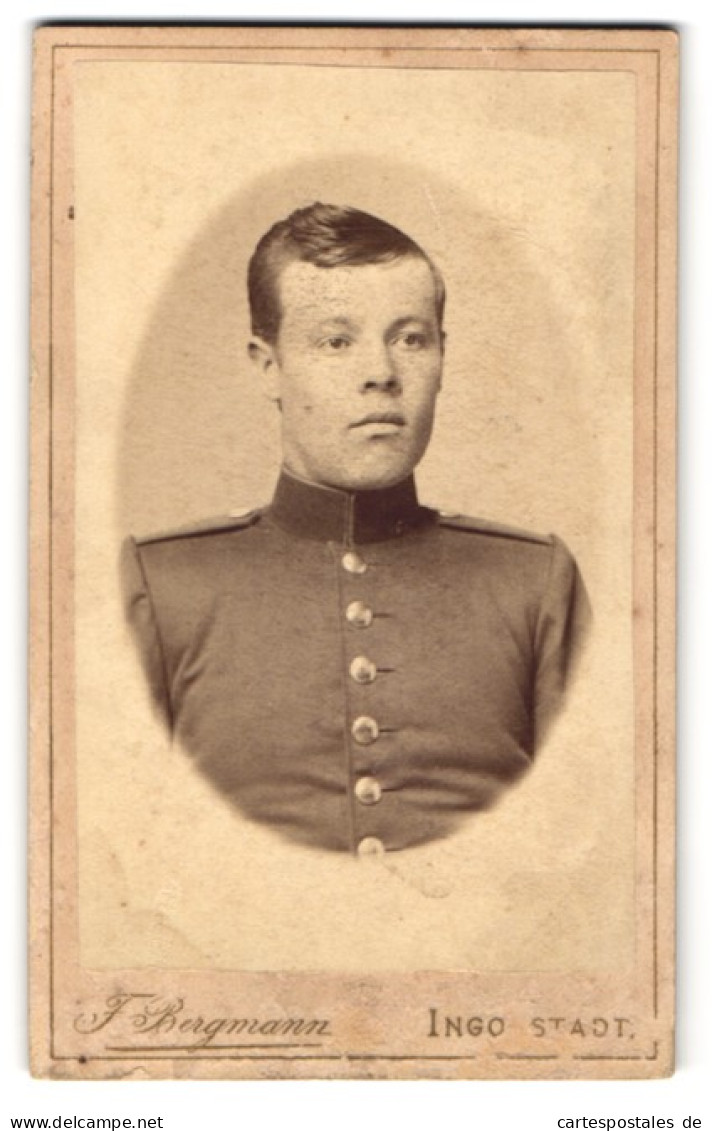 Fotografie F. Bergmann, Ingolstadt, Junger Soldat In Uniform  - Anonieme Personen