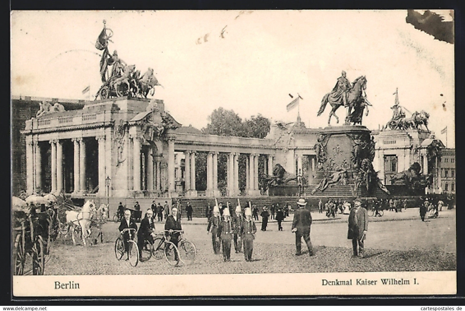 AK Berlin, Soldaten Marschieren Am Denkmal Kaiser Wilhelm I. Vorbei, Radfahrer, Pferdegespann  - Mitte