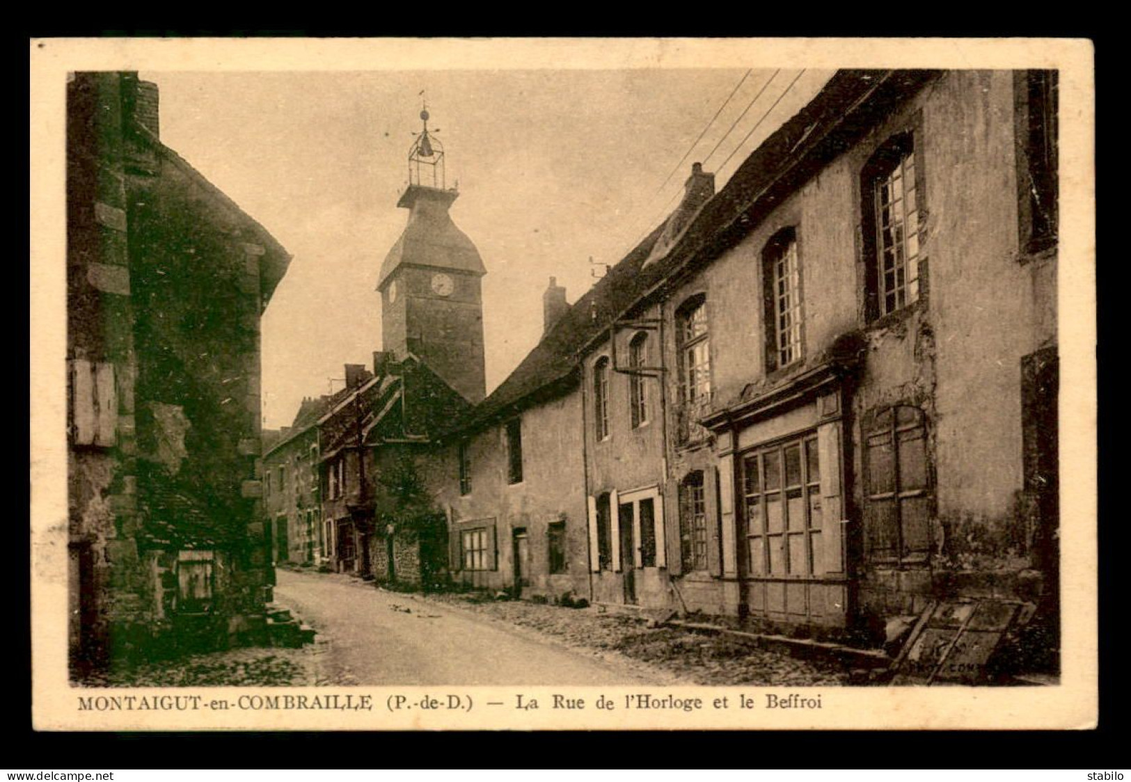 63 - MONTAIGUT-EN-COMBRAILLE - RUE DE L'HORLOGE ET LE BEFFROI - Montaigut