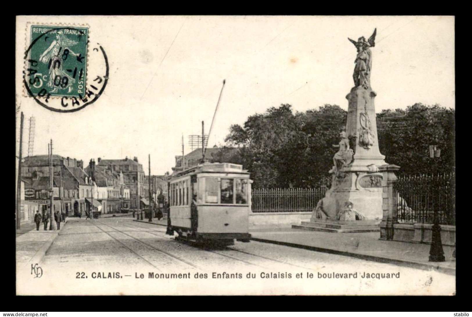 62 - CALAIS - LE MONUMENT DES ENFANTS DU CALAISIS ET LE BOULEVARD JACQUARD - TRAMWAY - Calais