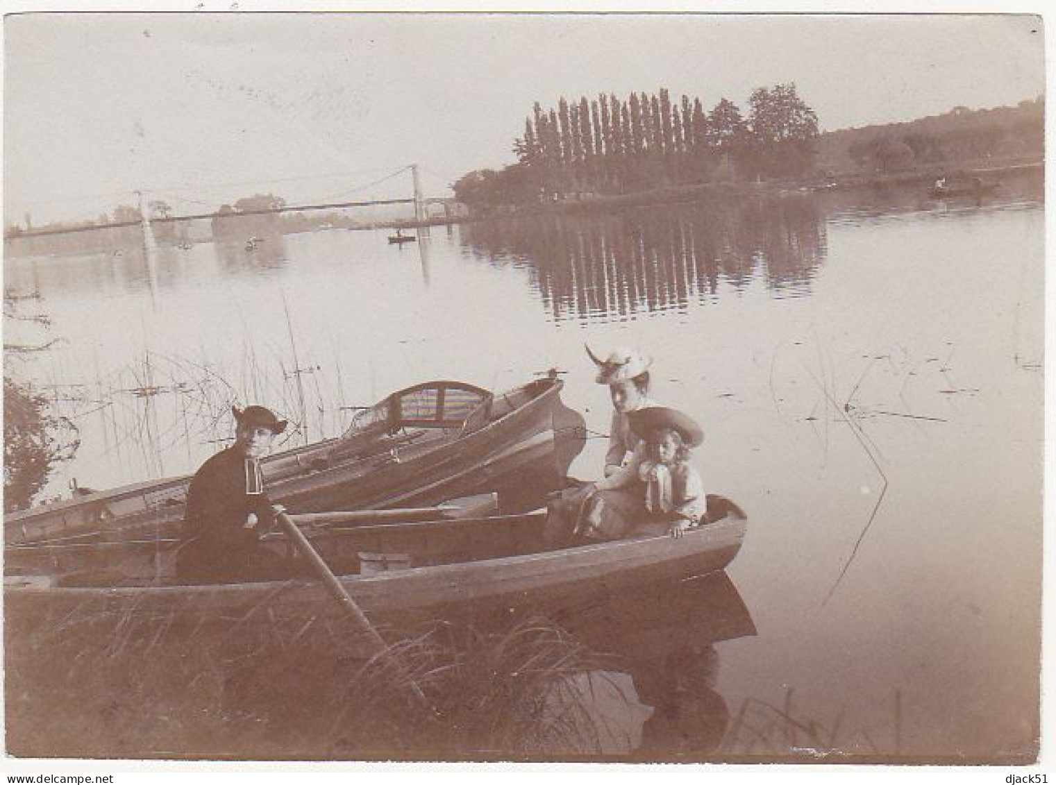 Ancienne Photographie Amateur / Années 1910 - 1920 / Femme, Petite Fille Et Curé Dans Une Barque - Anonyme Personen