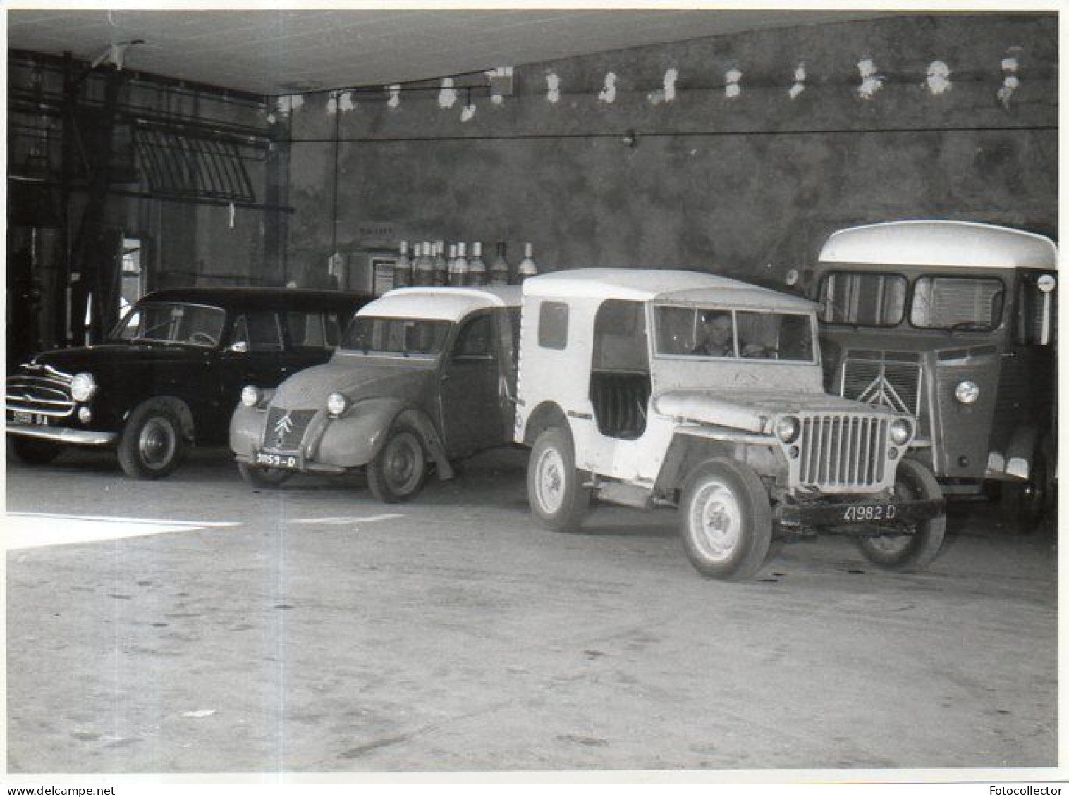 Peugeot 403, Jeep, Citroen 2cv Et J7 - Automobiles