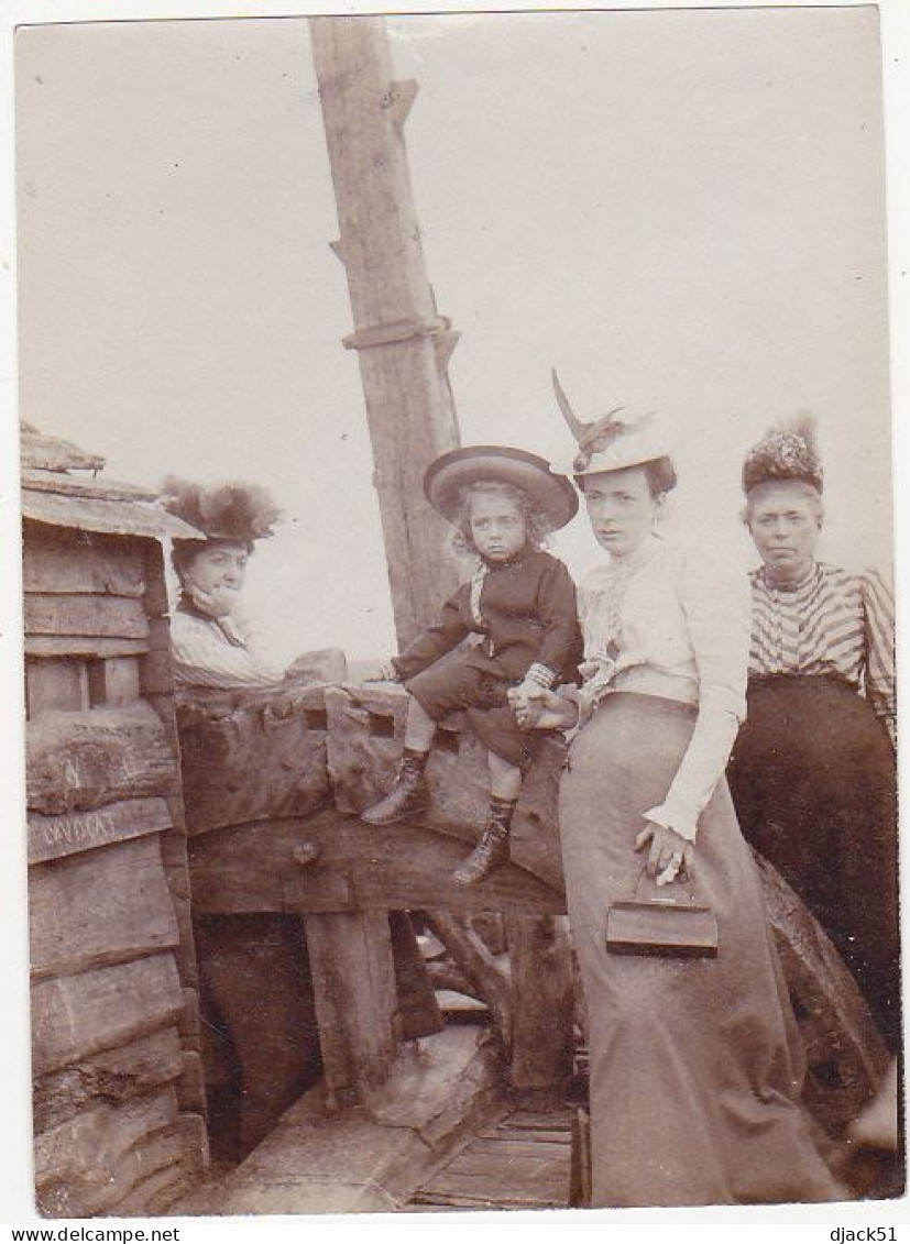 Ancienne Photographie Amateur / Années 1910 - 1920 / Femmes Et Petite Fille Sur Un Bateau ? - Anonymous Persons