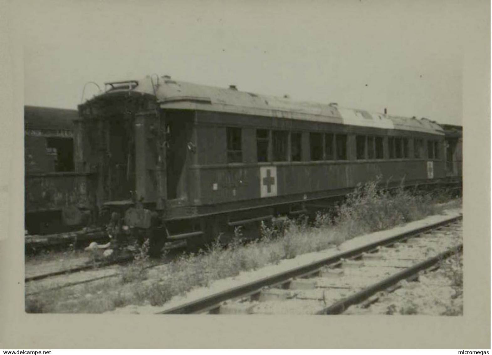 Wagon-lits En Bois Verni N° 2620 Toit Bombé - Villeneuve-Saint-Georges, 4-7-1948 - 9 X 6.5 Cm. - Eisenbahnen