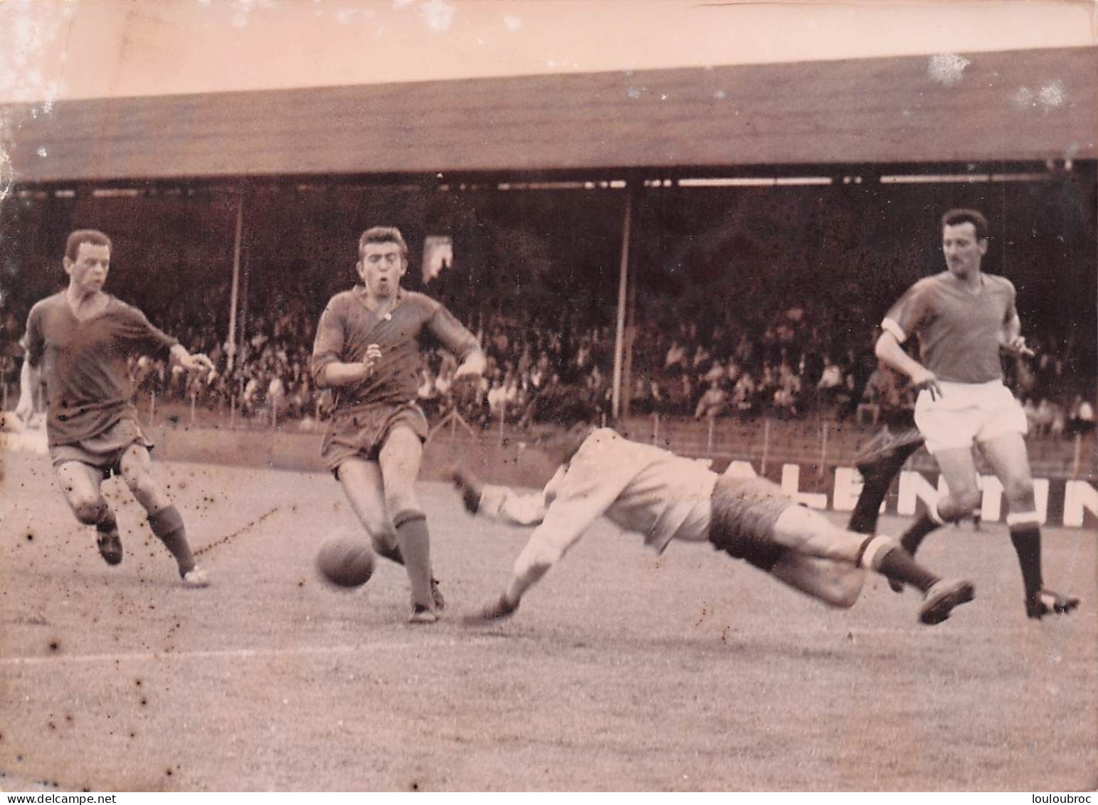 FOOTBALL 08/1961 VICTOIRE DU RED STAR CONTRE LE F.C. LIEGEOIS 1-1 LE GOAL DU RED STAR PLONGE  PHOTO 18 X 13 CM - Sport