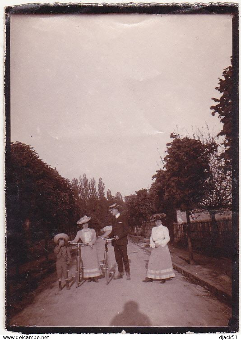 Ancienne Photographie Amateur / Années 1900 - 1920 / Femmes, Homme, Petite Fille, Bicyclettes - Anonymous Persons