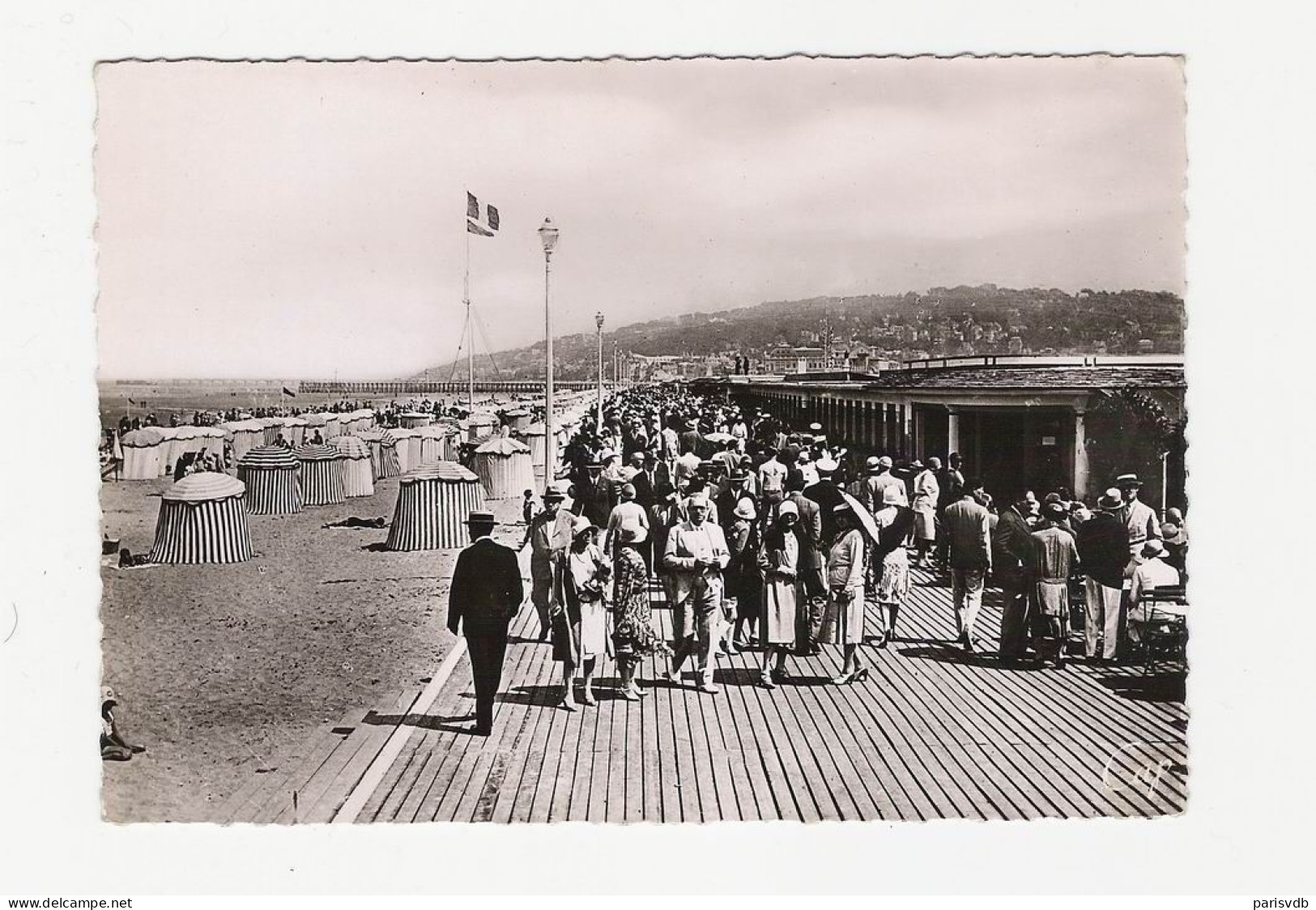 DEAUVILLE - Le Chemin Des Planches Et La Plage   (FR 20.101) - Deauville