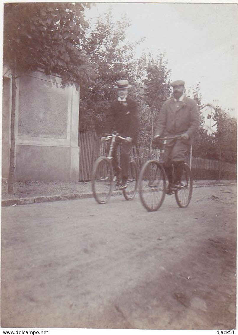 Ancienne Photographie Amateur / Années 1900 - 1920 / 2 Hommes à Bicyclettes - Personnes Anonymes