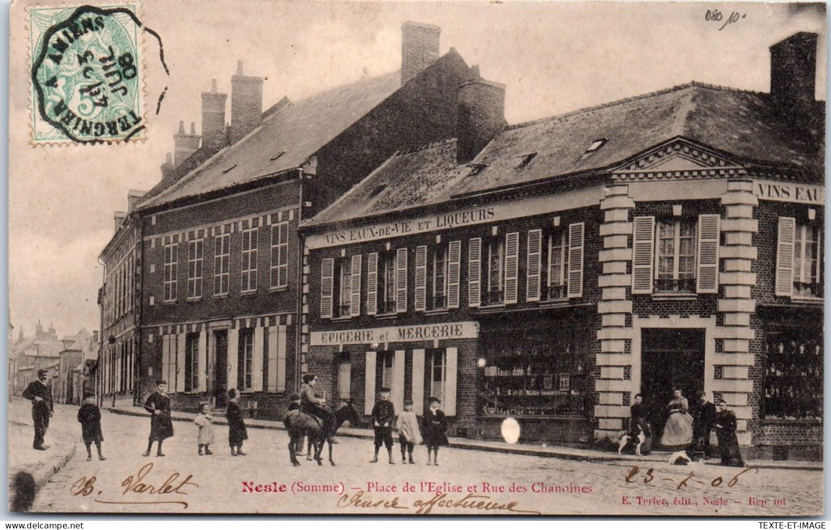 80 NESLE - La Place De L'eglise Et Rue Des Chamoines - Nesle