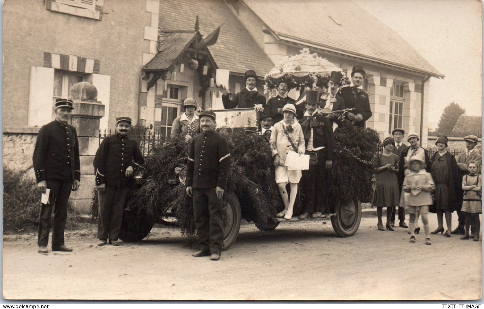 37 GIZEUX - CARTE PHOTO - Carnaval 1928, Une Voiture Decoree  - Other & Unclassified