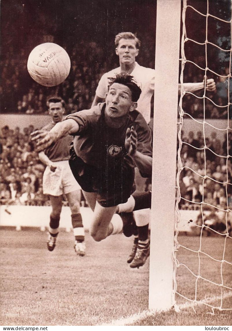 FOOTBALL TOTTENHAM 08/1961 VAINQUEUR DU CHAMPIONNAT ET DE LA COUPE D'ANGLETERRE  ICI BROWN LE GARDIEN PHOTO 18 X 13 CM - Sports