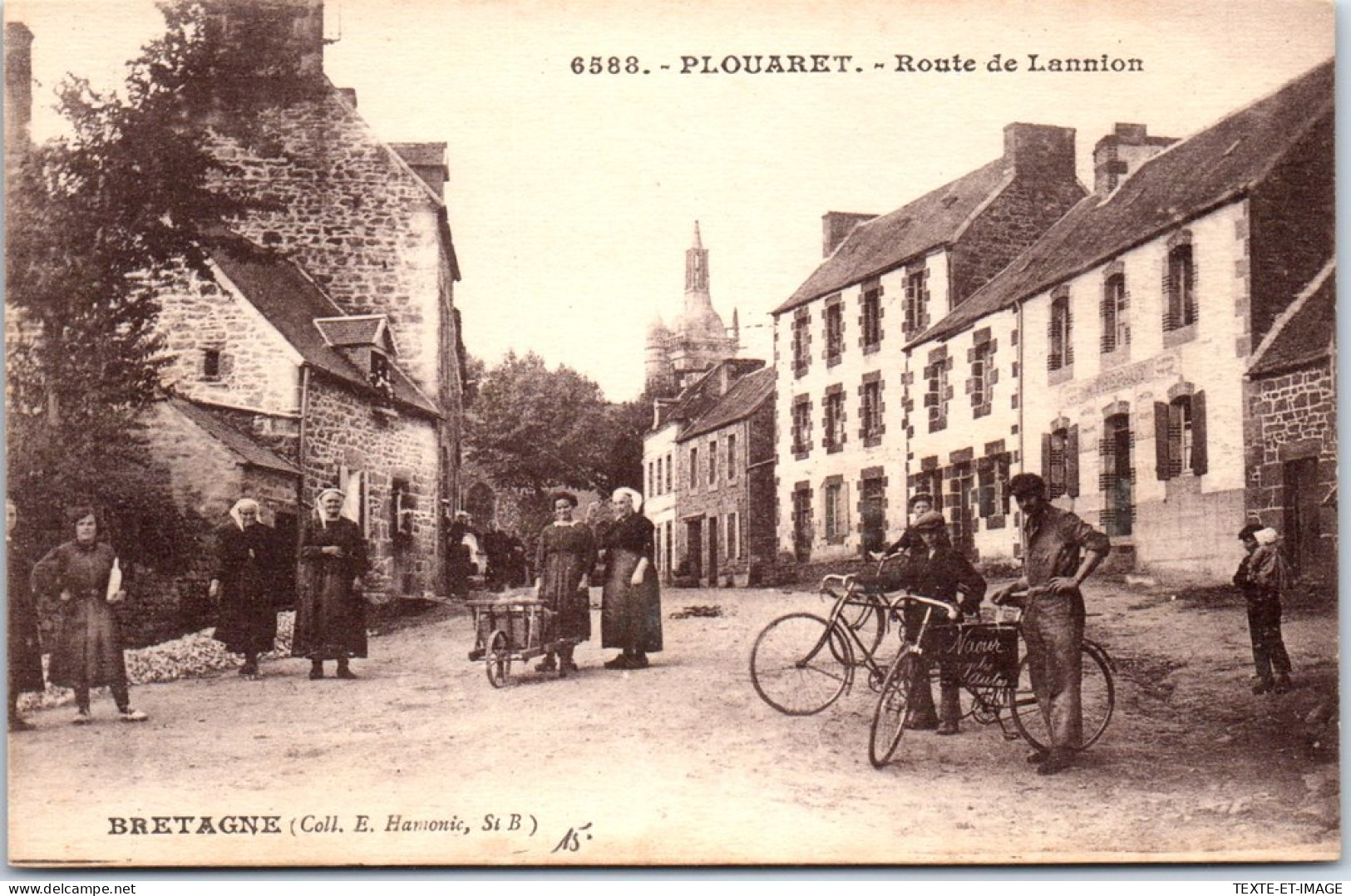 22 PLOUARET - Un Coin De La Route De Lannion  - Plouaret