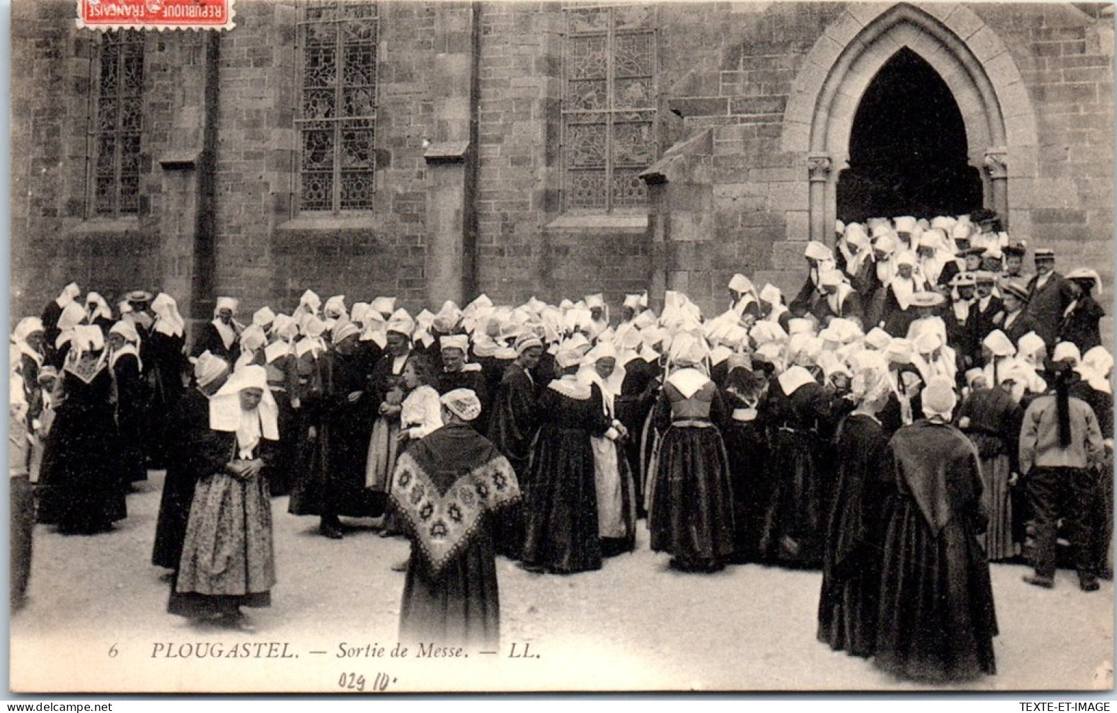 29 PLOUGASTEL - La Sortie De La Messe. - Plougastel-Daoulas