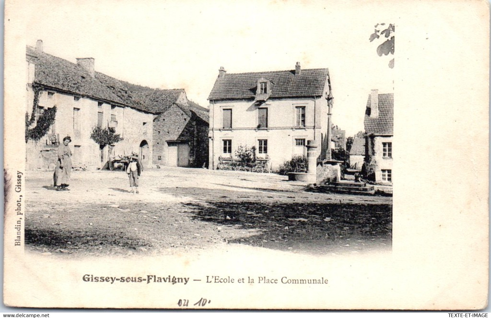 21 GISSEY SOUS FLAVIGNY - L'ecole Et La Place Communale  - Autres & Non Classés