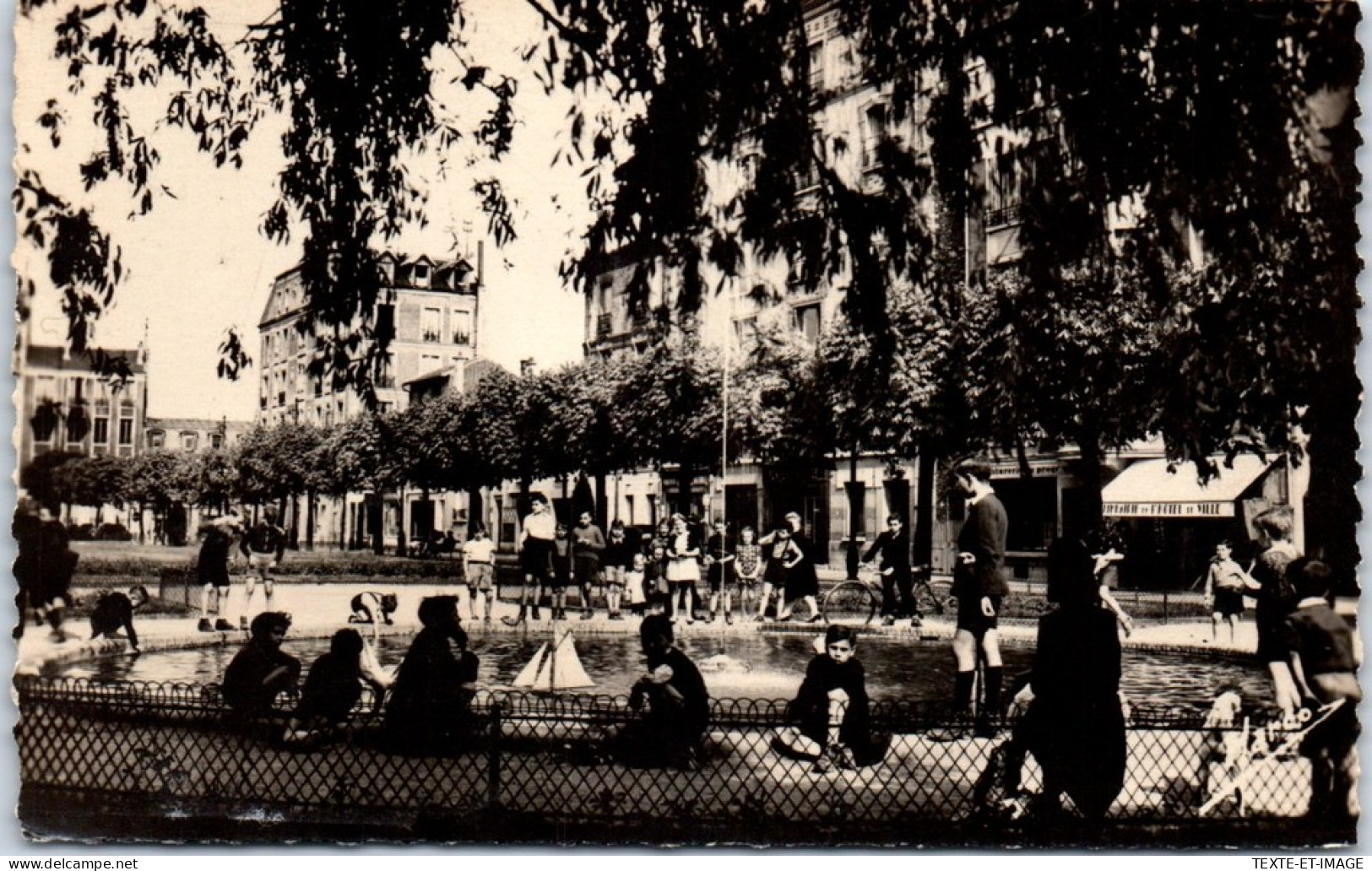 92 BOIS COLOMBES - Place De La Republique. - Other & Unclassified