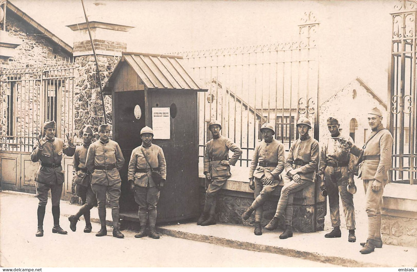 Carte Photo D'une Scène D'un Soldat Avec Pistolet Au Poing Devant L'entrée D'une Caserne, Sentinelle Et Guérite - Barracks