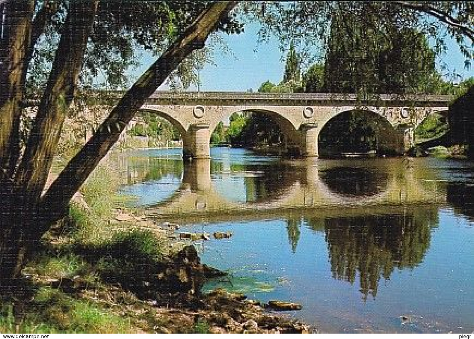 24067 02 01#0+15 - LE BUGUE - LE PONT SUR LA VEZERE (carte Toilée) - Sarlat La Caneda