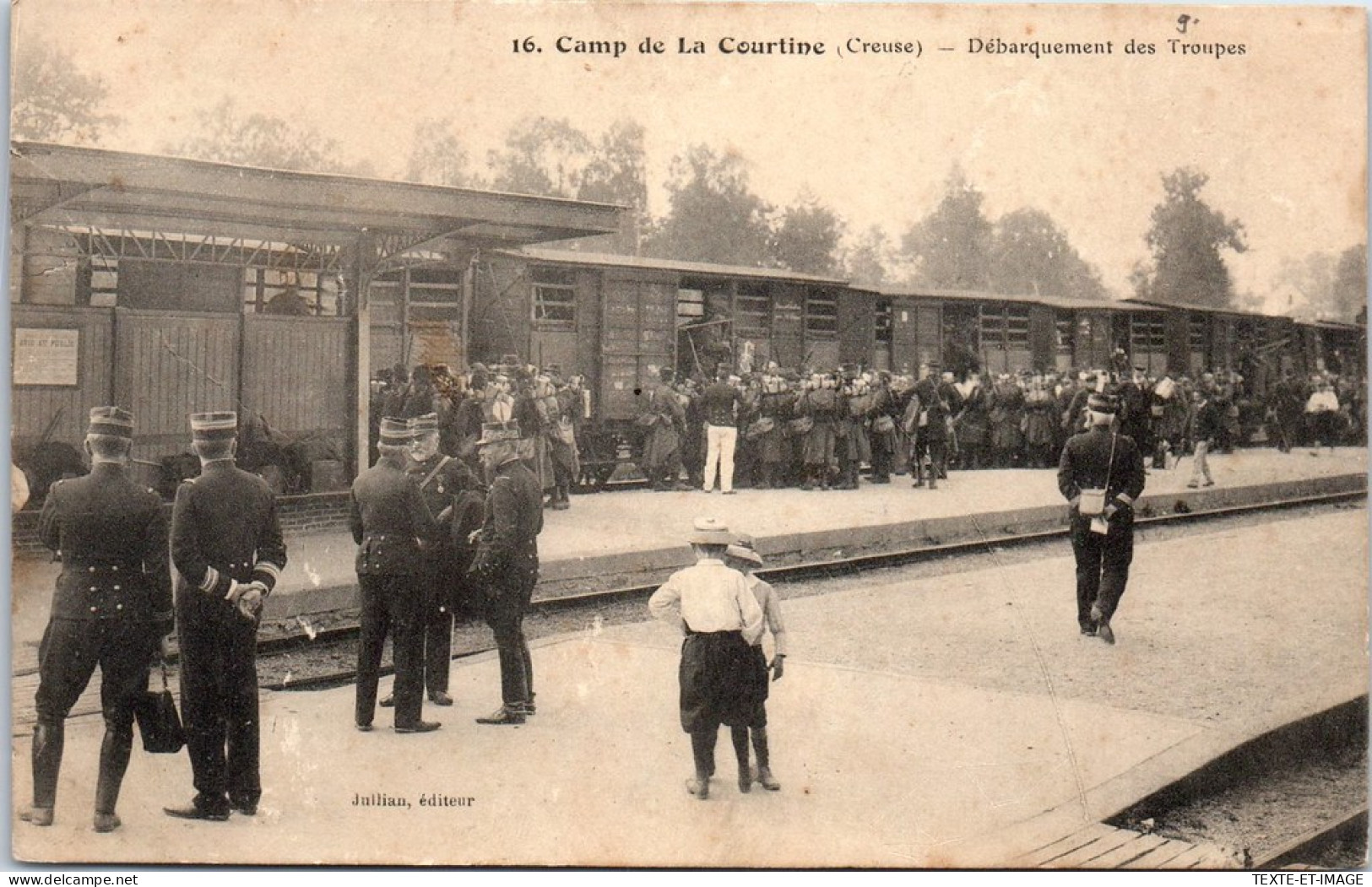 23 LA COURTINE - Au Camp, Debarquement Des Troupes  - La Courtine