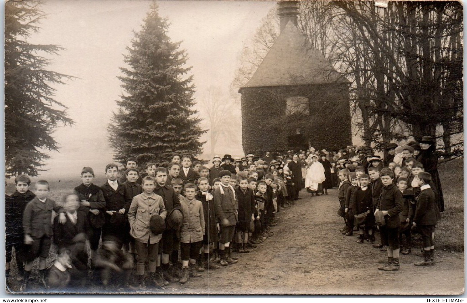 60 CHAMBLIS - CARTE PHOTO - Enfants Devant La Chapelle Du CHATEAU - Autres & Non Classés