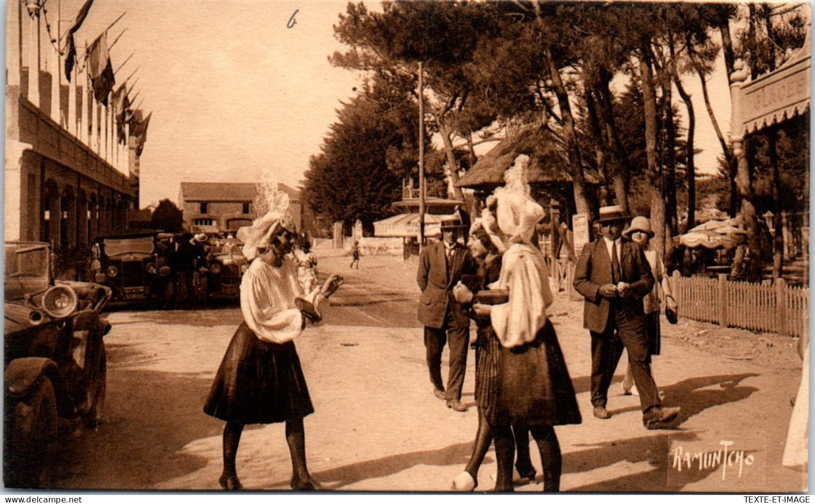 85 LES SABLES D'OLONNE - Vers Le Casino Des Pins  - Sables D'Olonne