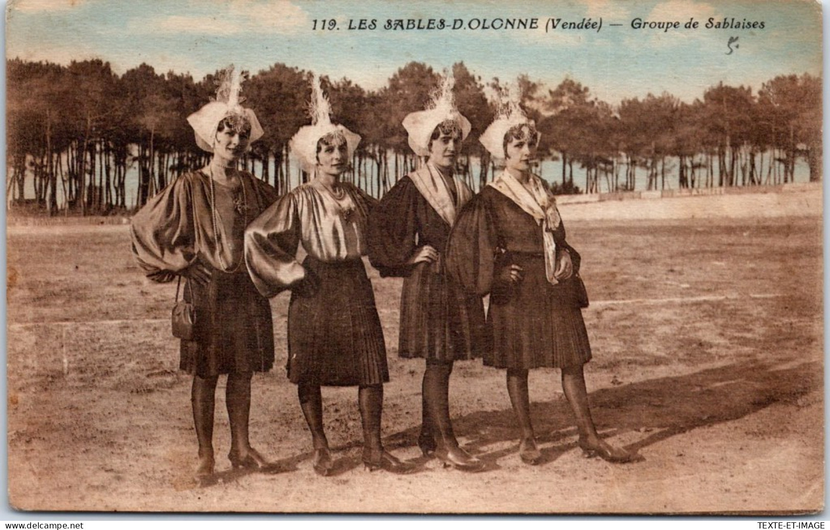 85 LES SABLES D'OLONNE - Un Groupe De Sablaises. - Sables D'Olonne