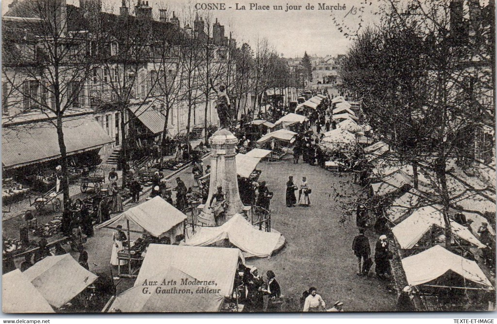 58 COSNE SUR LOIRE - La Place Un Jour De Marche  - Cosne Cours Sur Loire