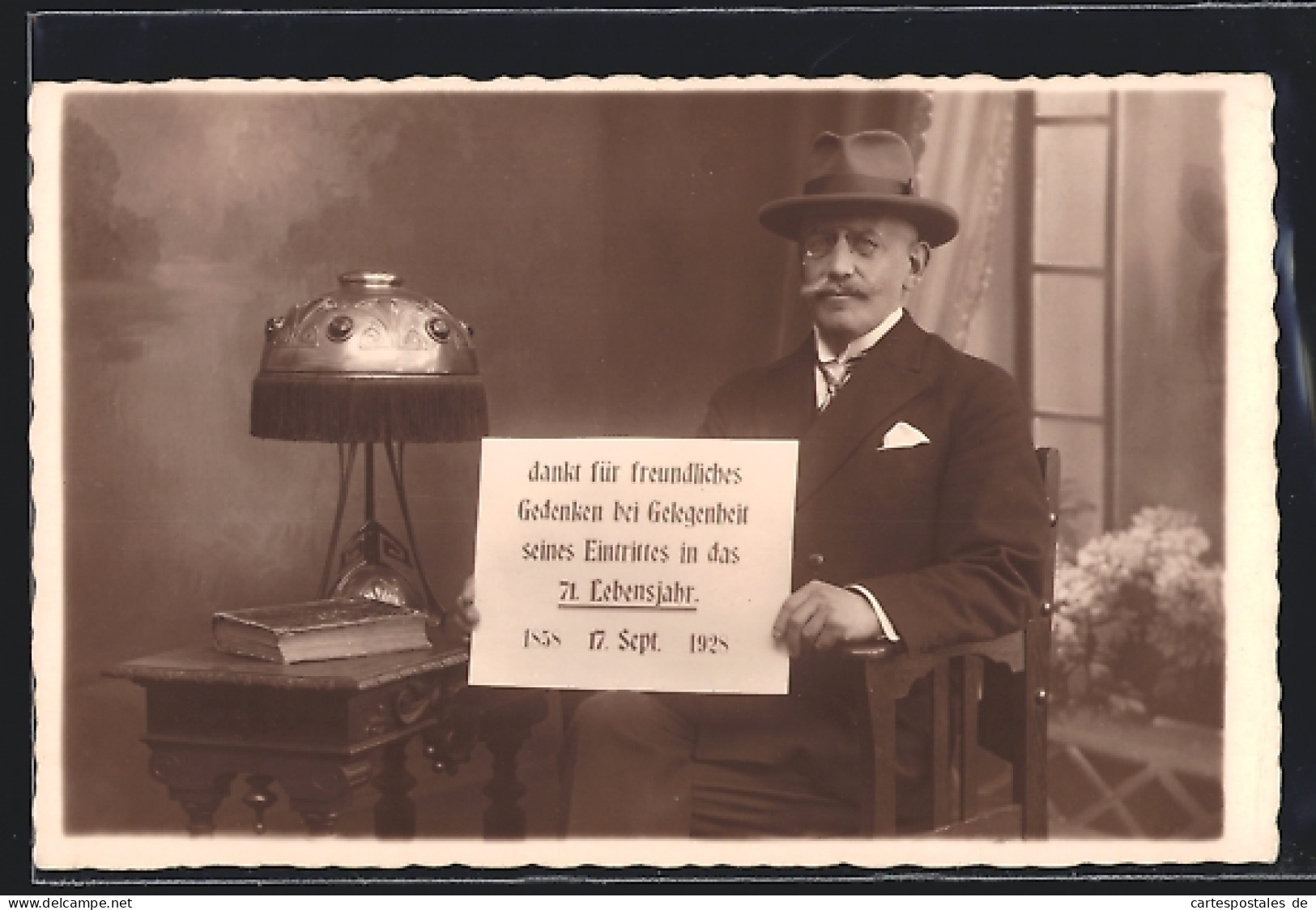 Foto-AK Älterer Herr Mit Einem Schild Vor Jugendstil-Lampe  - Other & Unclassified