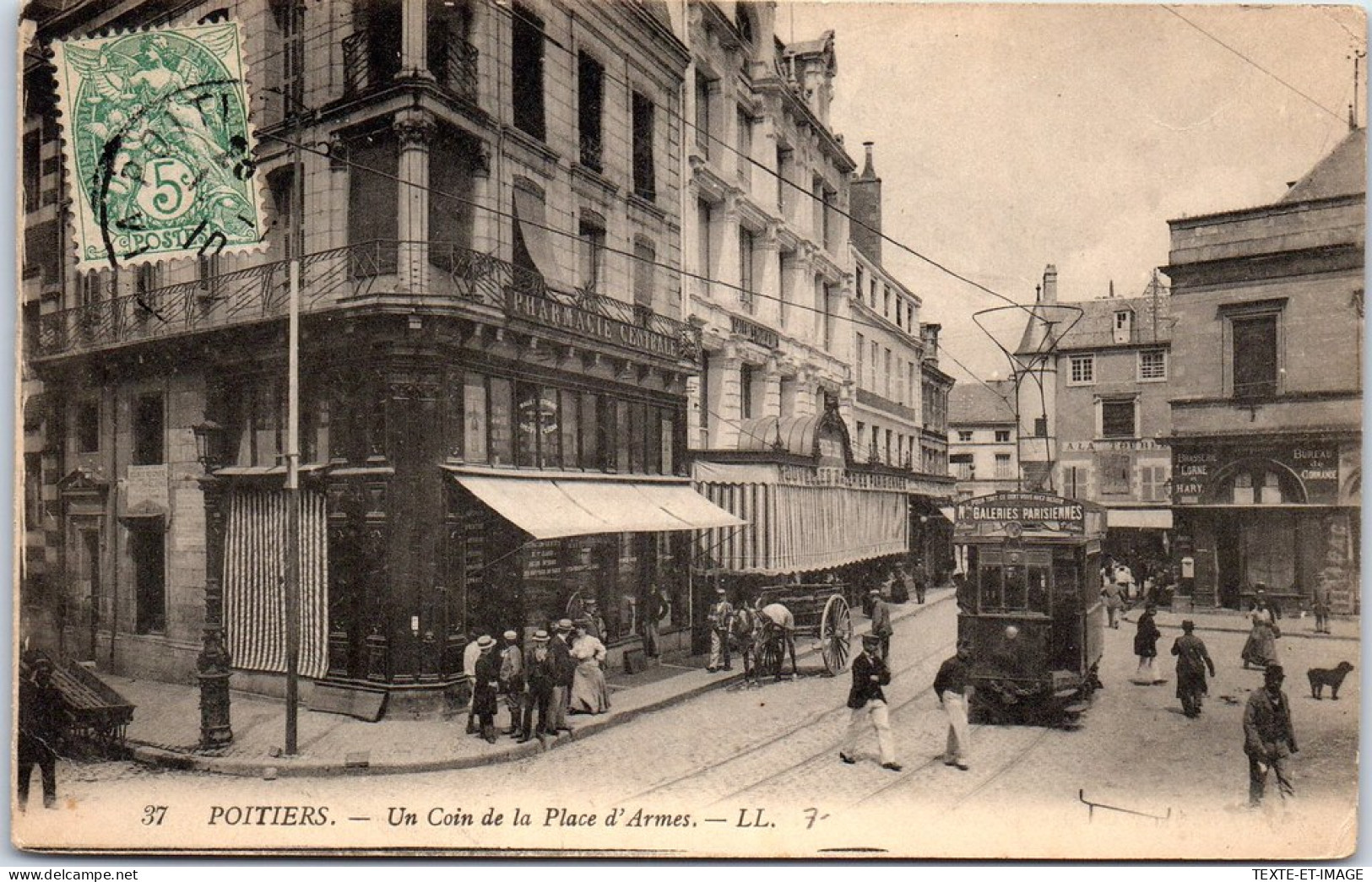 86 POITIERS - Un Coin De La Place D'armes.  - Poitiers