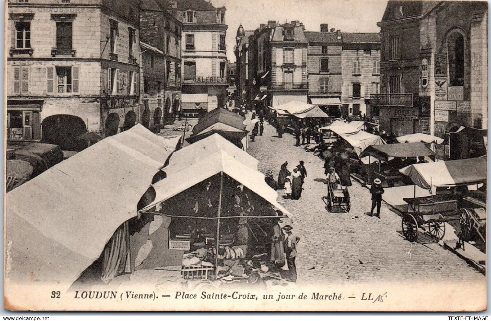 86 LOUDUN - Place Sainte Croix, Jour De Marche  - Loudun